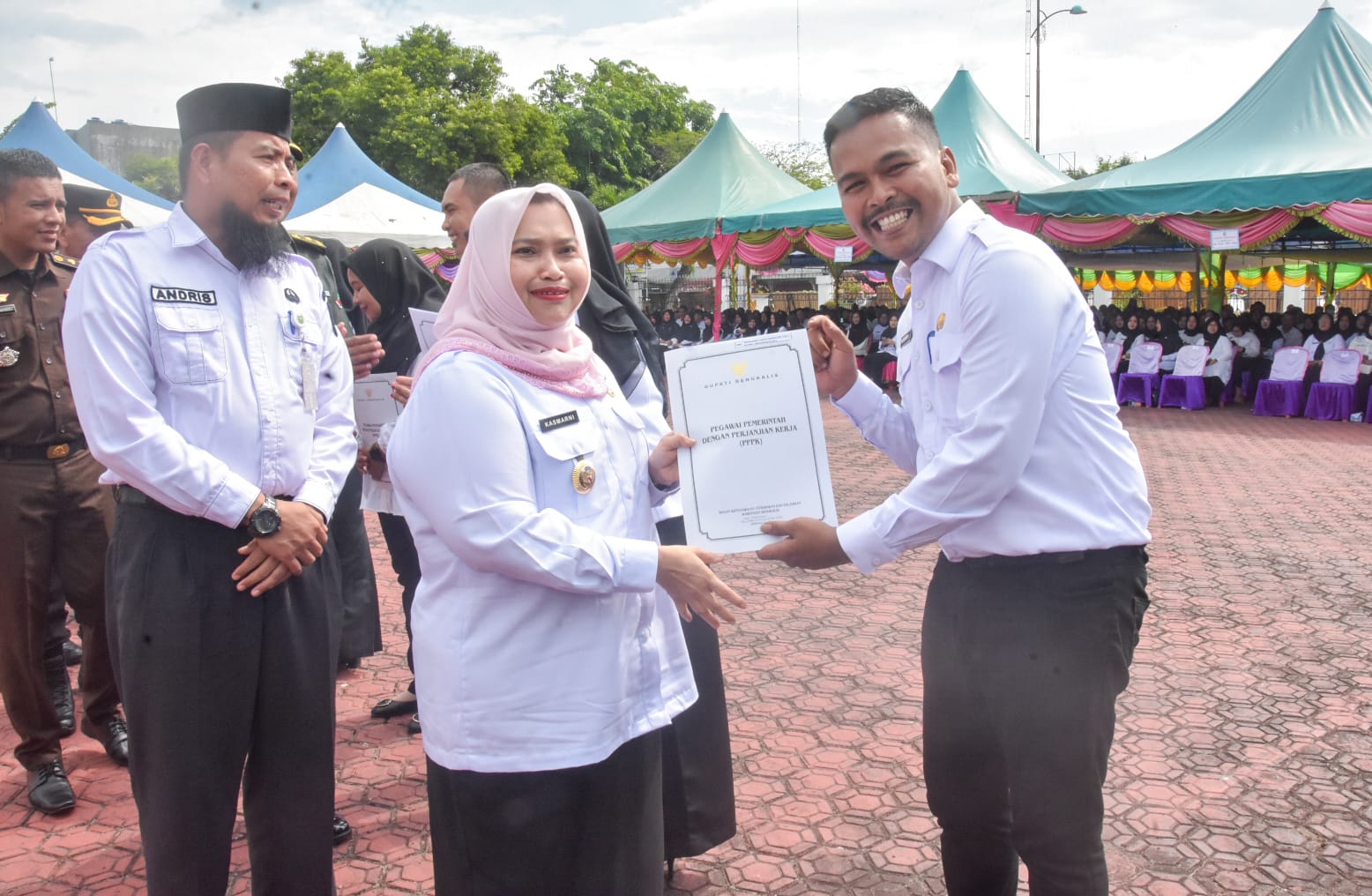 Bupati Kasmarni Serahkan SK Penempatan 1.143 P3K dan 3 PNS