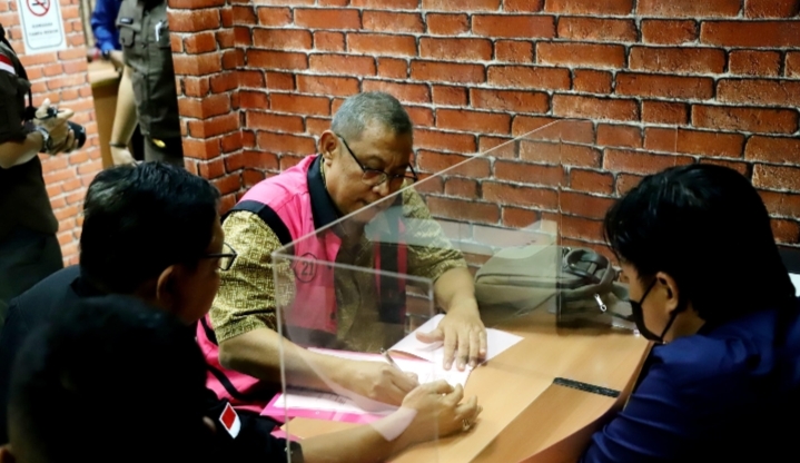 Jampidsus serahkan Tiga Tersangka IUP PT Timah pada Kejari Jakarta Selatan