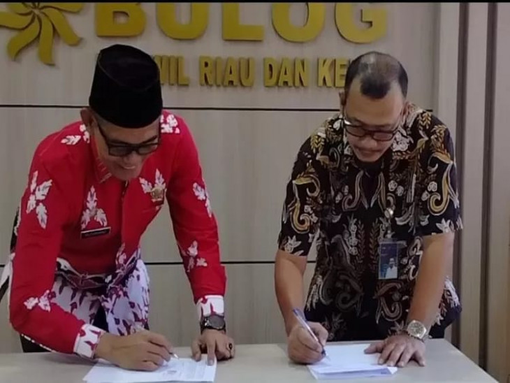 Pemkab Kampar Teken Perjanjian Jual Beli 70 Ton Beras dengan Bulog Riau Kepri
