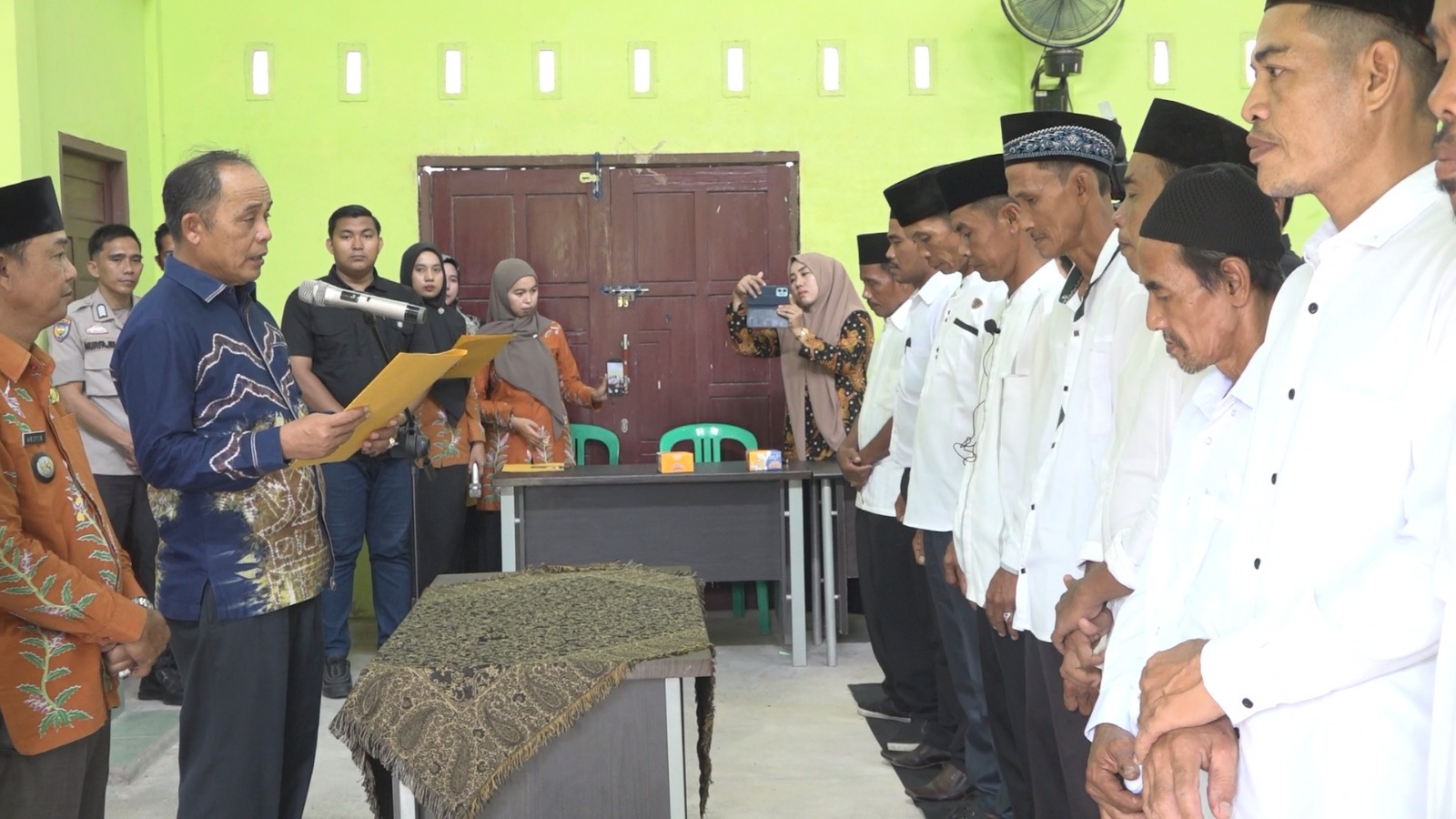 Pj Bupati Inhil Herman Lantik Forum RT RW Se-Kecamatan Tembilahan Hulu