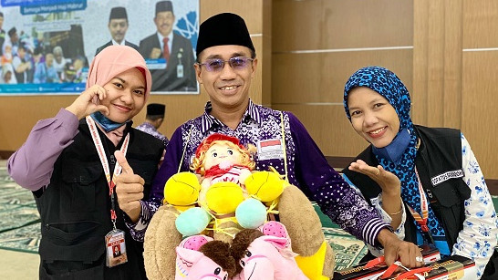 Kegembiraan Rudianto Pulang Haji, Beli Banyak Buah Tangan untuk Anak-anak