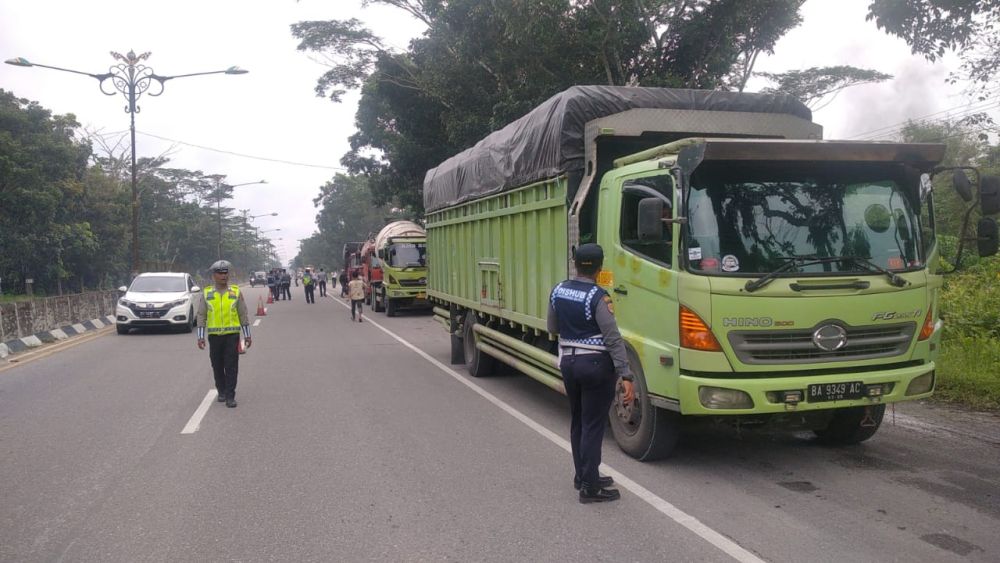 Razia Gakkum dan Penumbar, Tim Gabungan Tilang 86 Truk di Kampar
