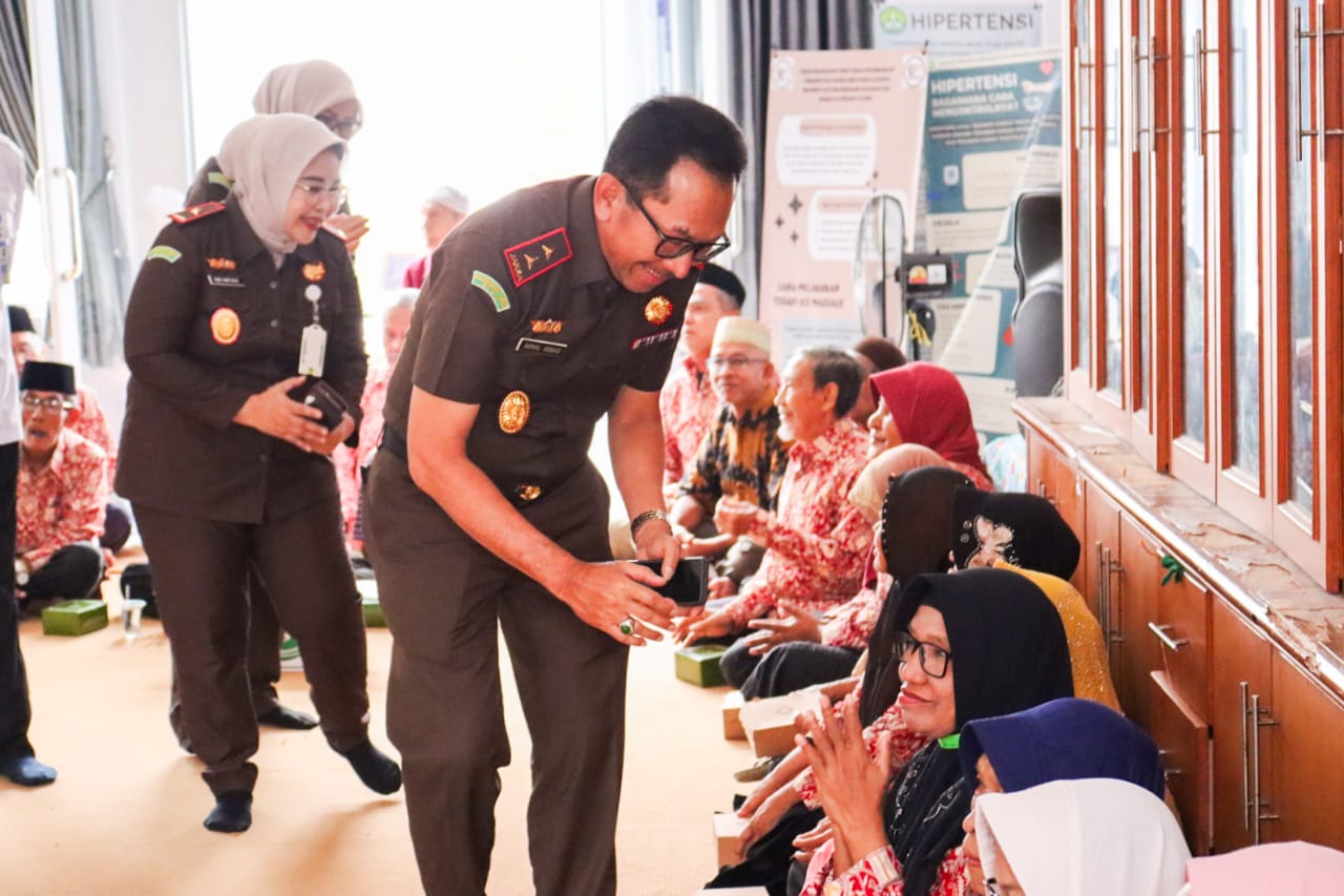 Sambut HBA Ke- 64 dan HUT IAD ke 24, Kejaksaan Tinggi Riau Gelar Bhakti Sosial dan Anjangsana 