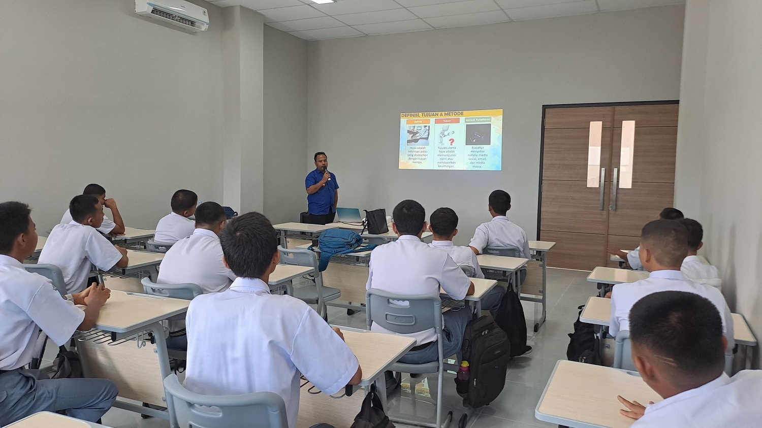 Capella Honda Beri Edukasi Mencegah Informasi Berita Hoax Bagi Puluhan Siswa SMKN 5 Pekanbaru