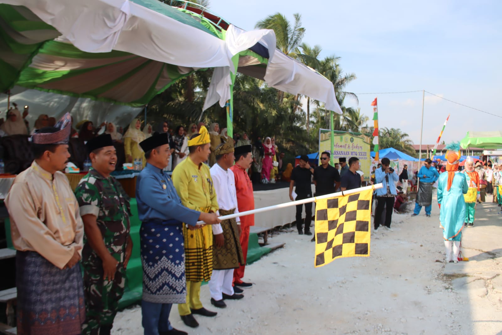 Pj Bupati Inhil Lepas Peserta Pawai Takruf dan Membuka Stan Bazar MTQ Ke-32 Kecamatan Keritang