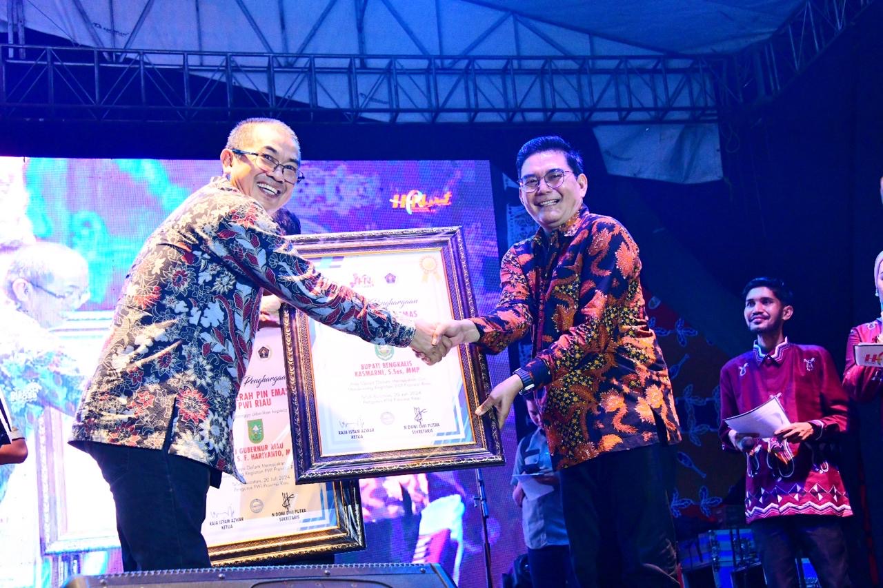 Bupati Kasmarni Terima Pin Emas dari PWI Riau