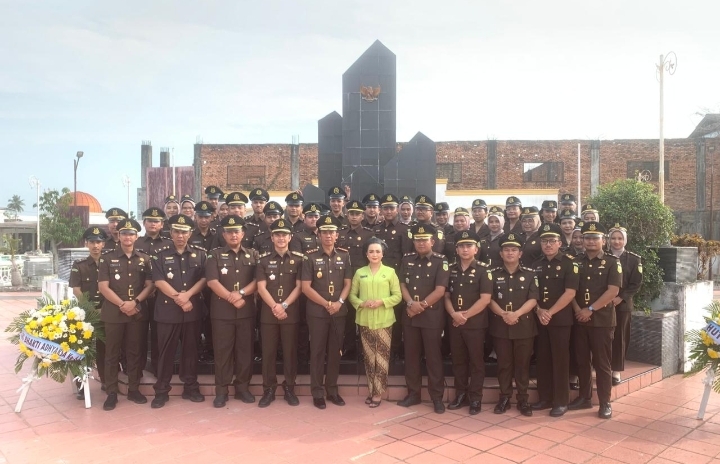 Kejaksaan Negeri Rokan Hilir Melaksanakan Upacara Ziarah Dalam Rangka HBA ke 64