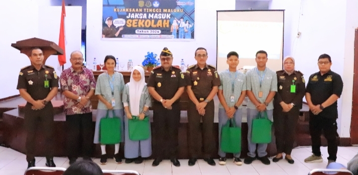 Program Jaksa Masuk Sekolah, Kejati Maluku Berikan Penerangan Hukum di SMAN 1 AmbonÂ 