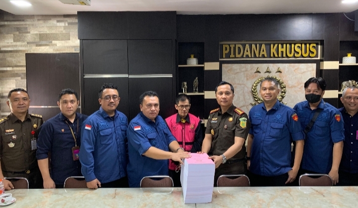 Segera Disidang, Tersangka RD dalam Perkara Impor Gula PT SMIP di Serahkan Ke JPU Kejari PekanbaruÂ