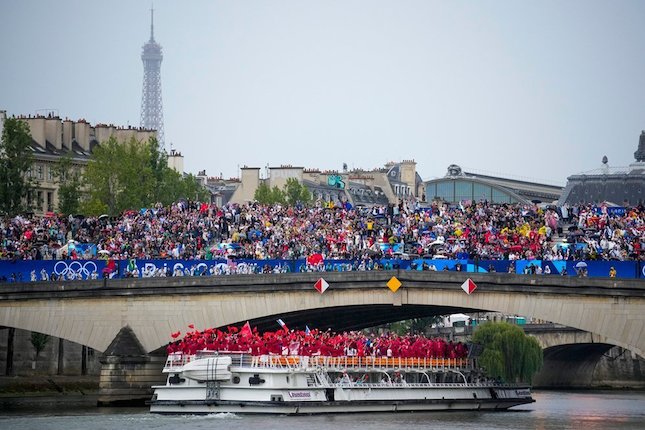 Megahnya Opening Ceremony Olimpiade Paris 2024, Dibuka Zinedine Zidane