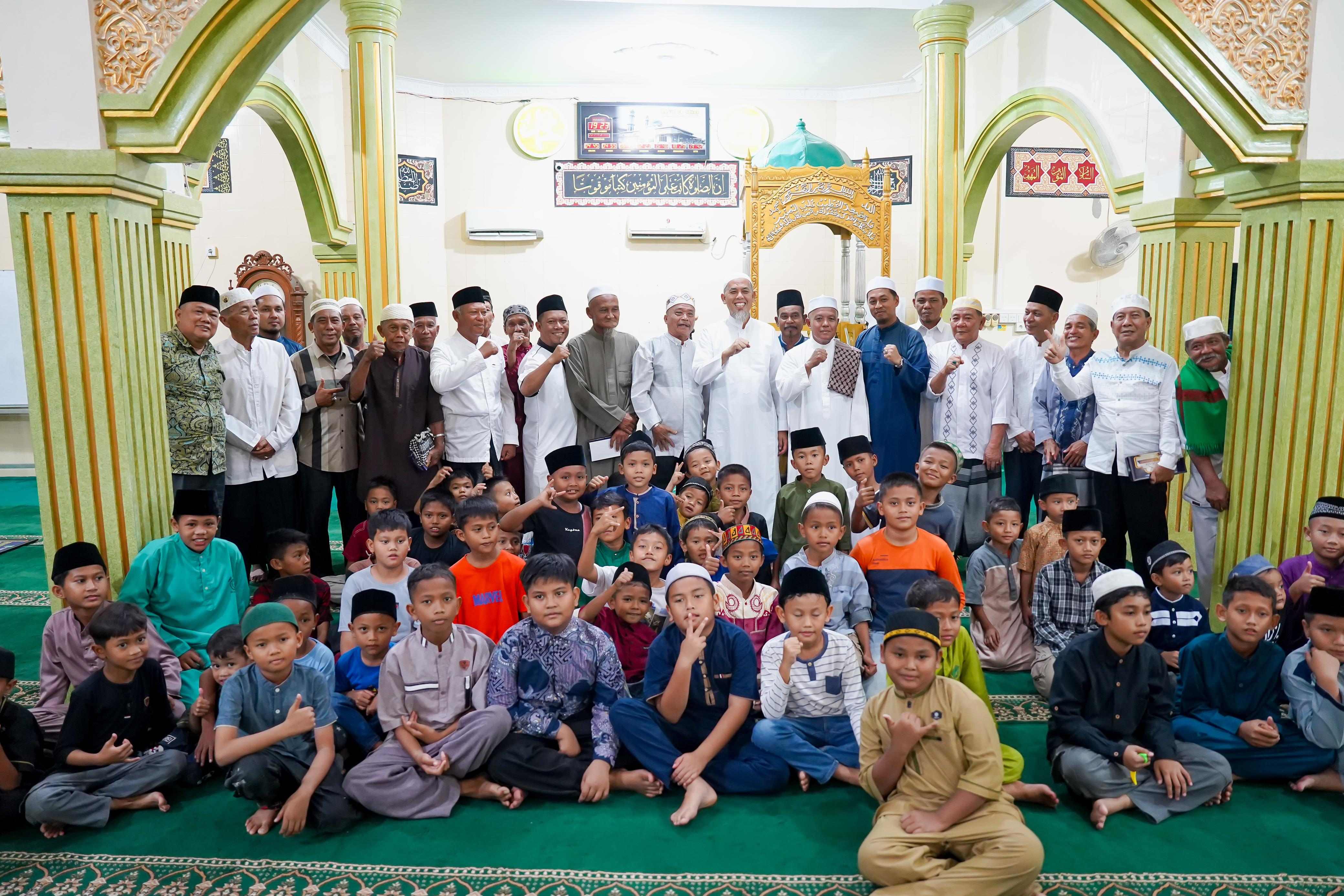 Wako Serahkan Bantuan Total Rp155 Juta untuk 5 Masjid di Dumai Barat