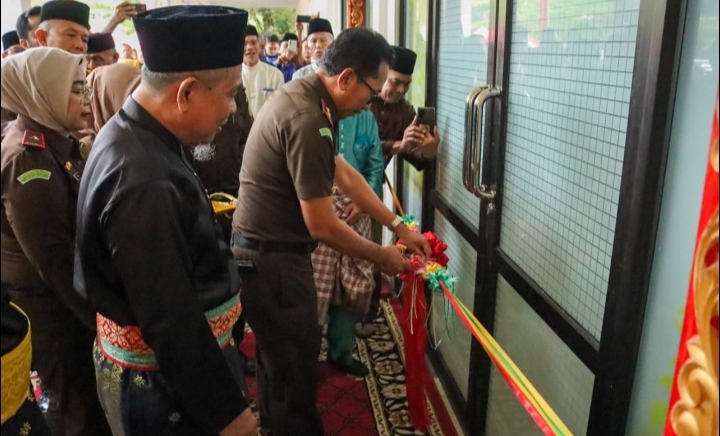 Bilik Damai Kerjasama Kejati Riau dan LAMRÂ Diresmikan Oleh Kajati Akmal AbbasÂ
