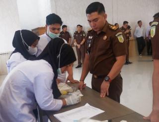 Bersihkan Internal Institusi dari Narkotika, Seluruh Pegawai Kejari Rohil Tes UrineÂ 