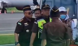 Tim Tabur Papua Barat Berhasil Mengamankan DPO Korupsi "William Wamaty" di Bandara Udara Rendani