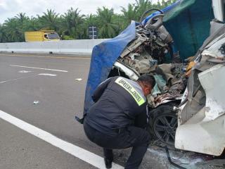 Isuzu Trada Tabrak Truk Tronton di Tol Pekanbaru-Dumai, Satu Penumpang Meninggal Dunia