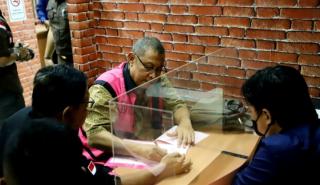 Jampidsus serahkan Tiga Tersangka IUP PT Timah pada Kejari Jakarta Selatan