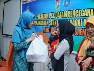 Ricana Djayanti Hambali Berikan Langsung PMT Bagi Ibu Balita Penderita Stunting di Tambang