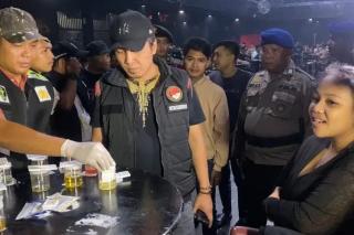 Polisi Razia Tempat Hiburan Malam di Pekanbaru, 16 Orang Diamankan