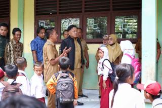 Tinjau Kondisi Gedung SDN 17 Desa Kundur, Bupati Asmar Bantu Sejumlah Fasilitas