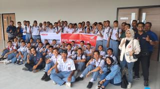 Capella Honda Edukasi Puluhan Siswa SMKN 5 Pekanbaru dan Jurnalis tentang Safety RidingÂ 