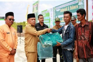 Bupati Serahkan Alat Tangkap Ikan untuk Kelompok Nelayan Rangsang Barat dan Rangsang Pesisir