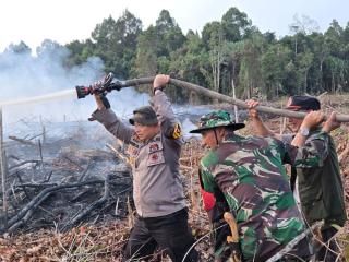 TNI - Polri Berhasil Padamkan 10 Hektare Lahan Terbakar di Siak