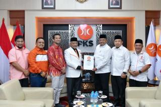 Dukungan Terus Mengalir, Alfedri-Husni Terima SK dari PKS