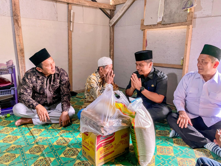 Pj Sekda Kampar Serahkan Bantuan Sembako Kepada Masyarakat yang Sakit serta Kurang Mampu