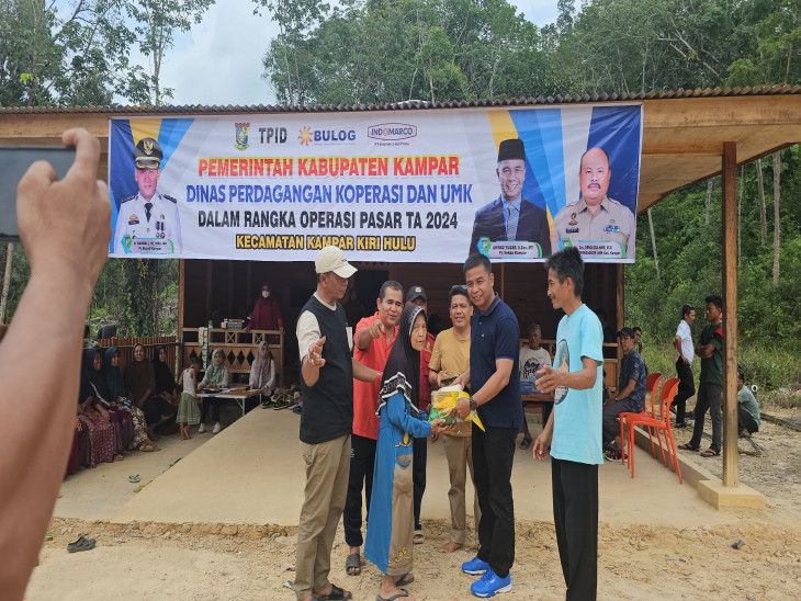 Pj Sekda Kampar Ahmad Yuzar Lakukan Operasi Pasar di Desa Kebun TinggiÂ