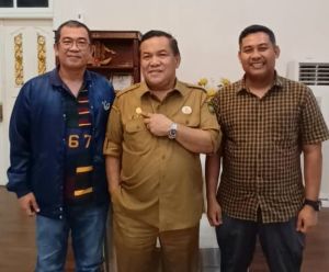 Pj Gubri SF Hariyanto Terima Penghargaan Pin Emas dari PWI Riau