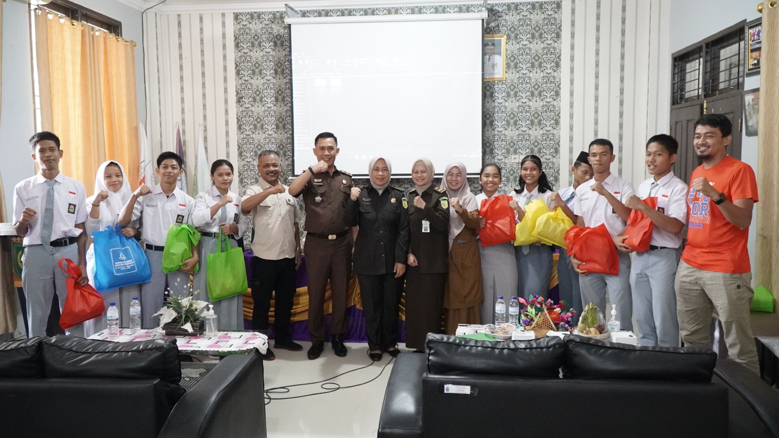 Tim Penerangan Hukum Kejati Riau Sosialisasikan Bahaya Judi Online ke Siswa -Siswi SMAN Olahraga