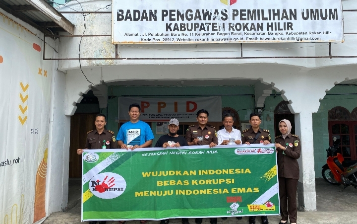Ciptakan Lingkungan Pemerintahan yang Lebih Bersih, Kejari Rohil sebarkan Stiker Anti Korupsi