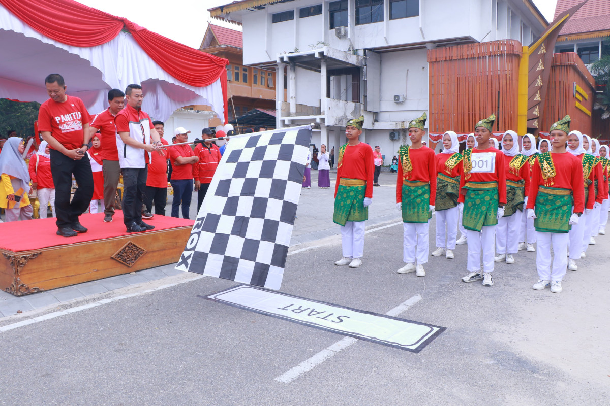 Pj Wako Lepas Ribuan Peserta Gerak Jalan Beregu Siswa se-Kota Pekanbaru