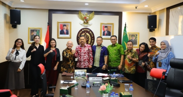 JAM- Pidum Terima Audiensi CEO Indonesia Ocean Justice Initiative (IOJI) Achmad Santosa