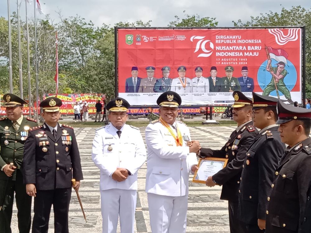 Berhasil Gagalkan Peredaran Narkoba, 8 Polisi dapat Penghargaan dari Bupati Siak