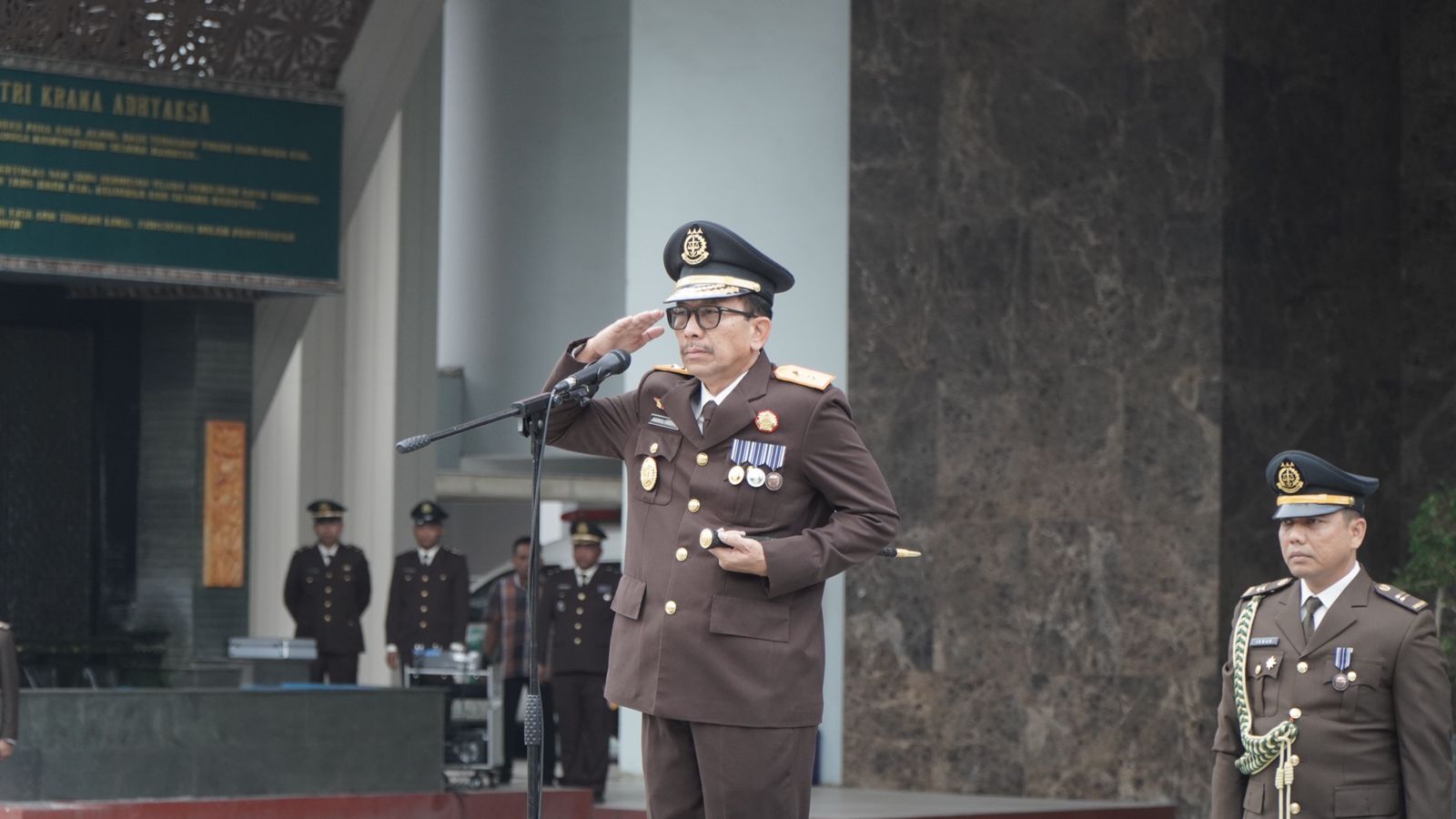 Menjadi Inspektur Upacara HUT Kemerdekaan RI, Kajati Riau Membacakan Amanat Jaksa AgungÂ