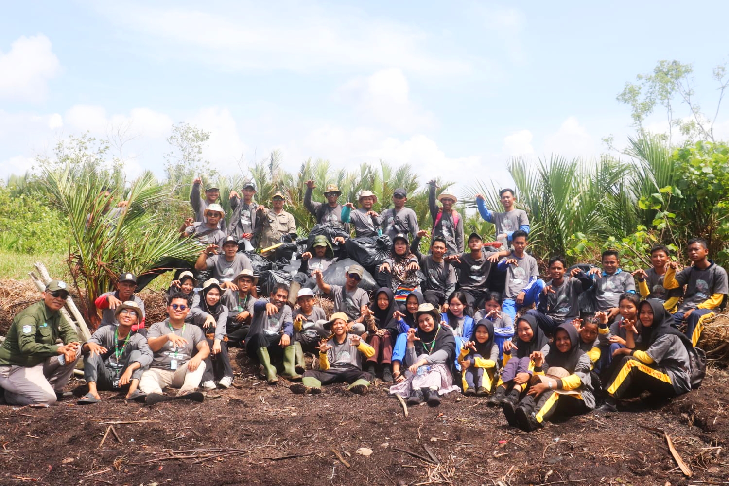 Perayaan HUT Ke-79 RI, LPHD Bersama Masyarakat Gelar Aksi Bersih Pantai