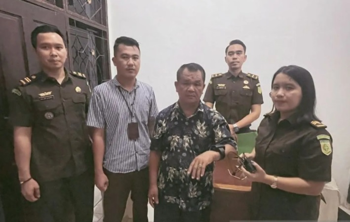 Perdana, Kejari Inhu Pasang Gelang Detektor pada Tahanan Kota