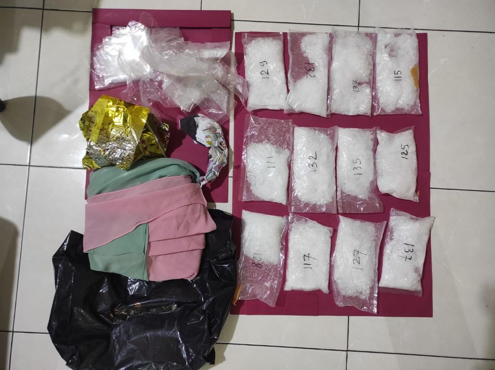 Avsec Bandara SSK II Pekanbaru Temukan Sabu Disimpan dalam Sepatu 4 Penumpang