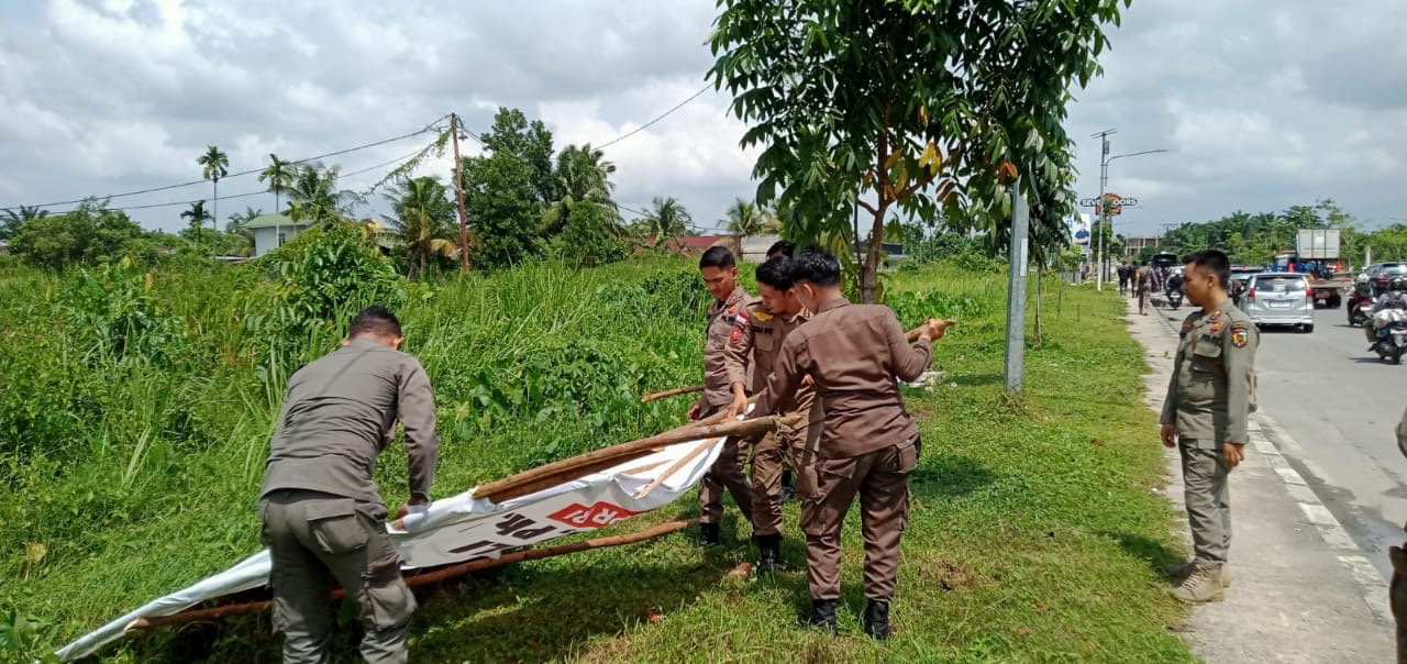 Satpol PP Tertibkan Spanduk Cakada, Jalan Protokol Jadi Sasaran