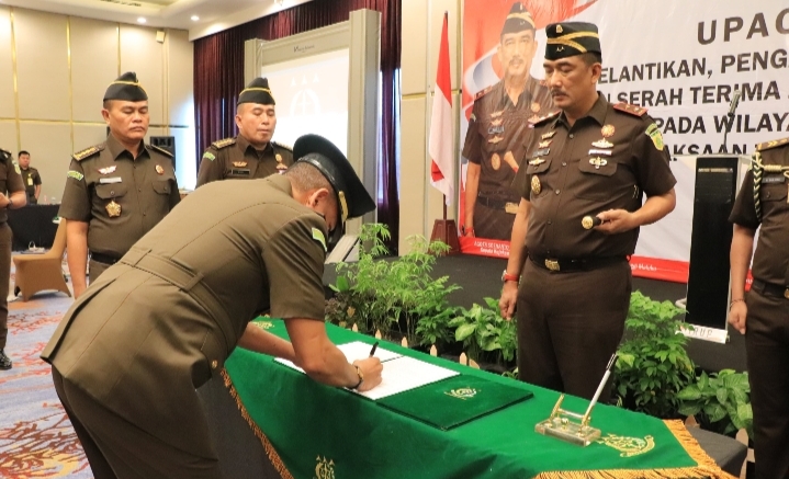 Kajati Maluku Lantik 2 Kajari, 1 Koordinator dan 1 Kabag TU