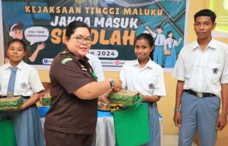 Kejati Maluku Laksanakan Program Masuk Sekolah di SMK Grafika Santo Andreas AmbonÂ 