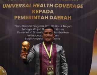 Bupati Pelalawan Terima Penghargaan UHC Awards Tahun 2024