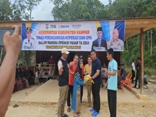Pj Sekda Kampar Ahmad Yuzar Lakukan Operasi Pasar di Desa Kebun TinggiÂ 