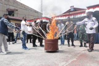 Polres Siak Musnahkan 7 Kilo Gram Ganja Kering Siap Edar