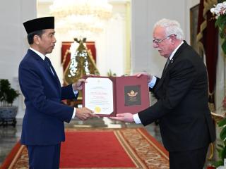Presiden Jokowi Dianugerahi â€œGrand Collar Order of the State of Palestineâ€ oleh Presiden Mahmoud