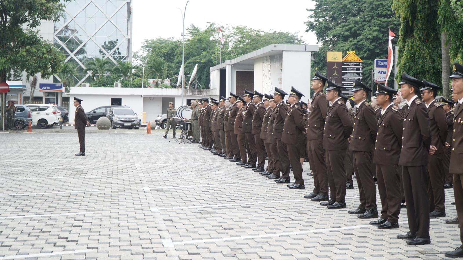 Kajati Riau Bertindak Selaku Inspektur Upacara dalam Upacara Hari Lahir Kejaksaan RI ke 79
