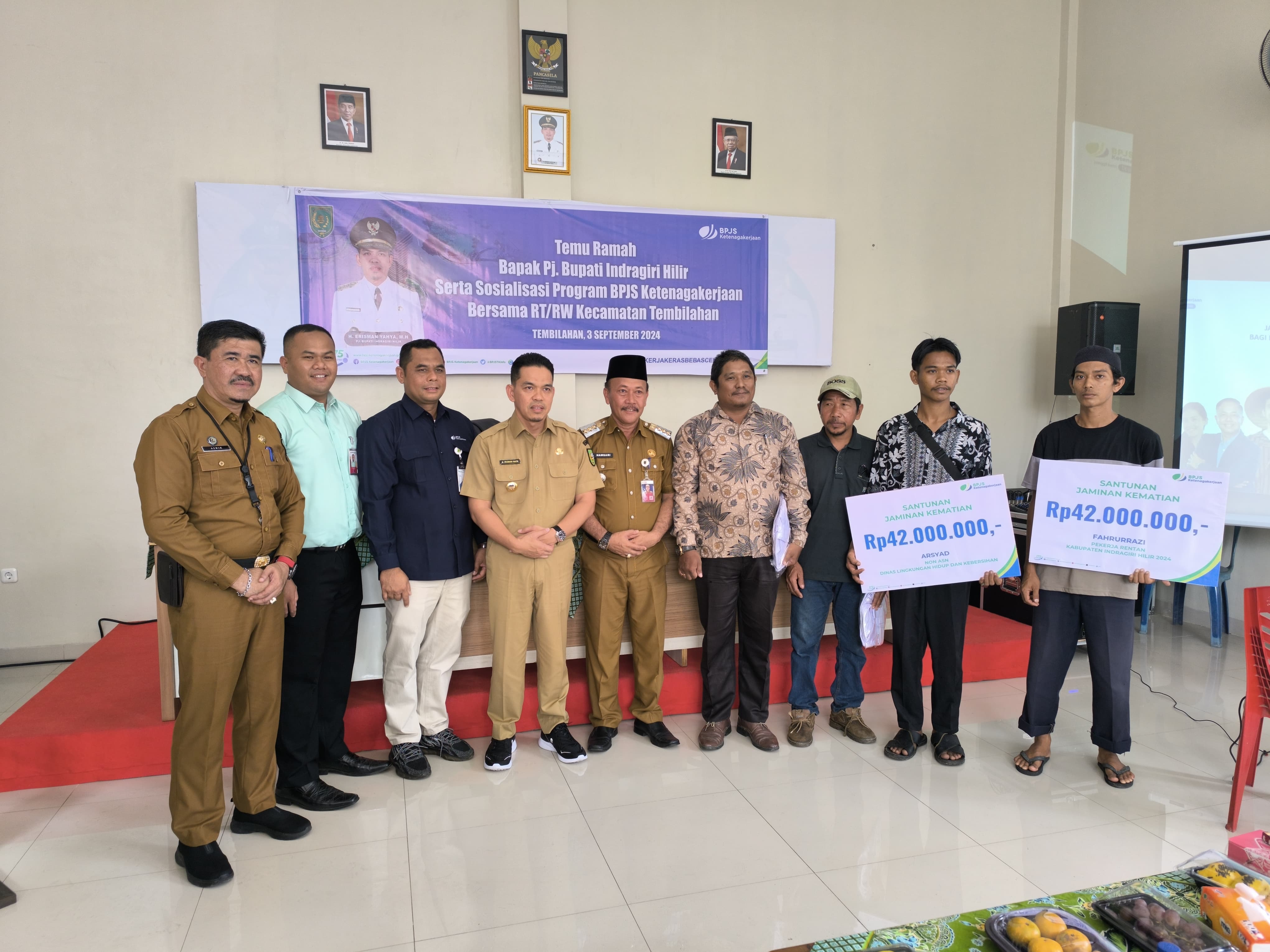 Pj Bupati Indragiri Hilir Serahkan Kartu BPJS Ketenagakerjaan dan Santunan untuk Pekerja Rentan