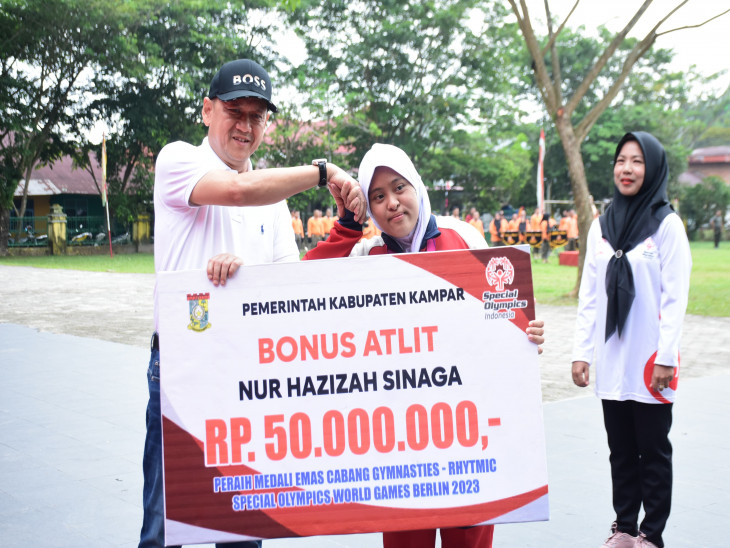 Peringatan Haornas ke-41 di Kampar, Pj Bupati Serahkan Bonus Rp 50 Juta Kepada Nur AzizahÂ