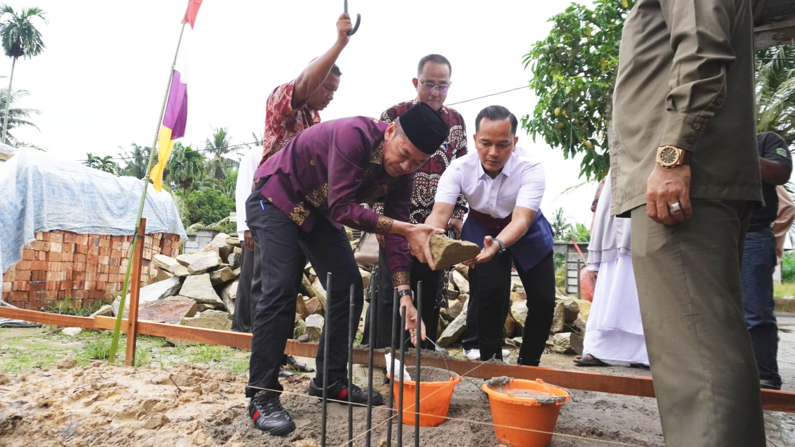Bupati Rohil Letakkan Batu Pertama Pembangunan Rumah Suluk Kepenghuluan Sapta PermaiÂ